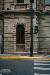 城市街角的复古建筑风貌