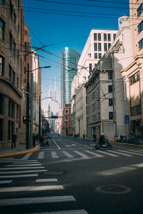 城市街道的开阔景象