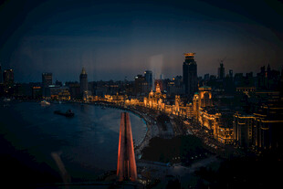 夜幕下的城市河畔风光