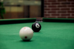 台球桌上的白球与6号球