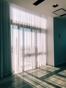 简约室内透光窗帘场景