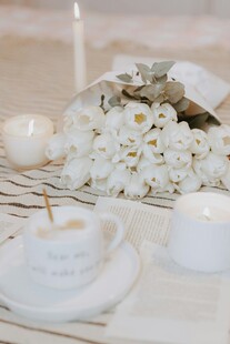 优雅白色系餐桌花艺布置