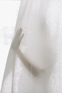 手透过薄纱朦胧美感