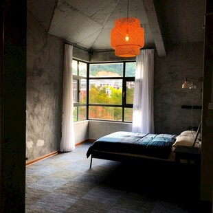 简约卧室一角的静谧氛围