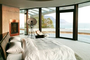 现代简约风卧室海景视野