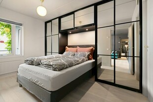 现代简约风卧室玻璃隔断