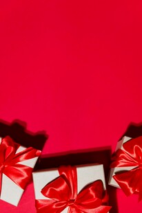 红色背景下的精美礼品盒