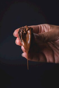 手捧流淌巧克力的美味甜点