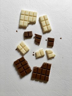 多彩巧克力块散落画面