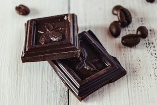 美味巧克力及散落可可豆