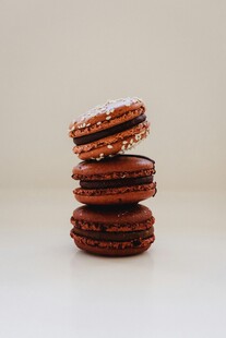 堆叠的美味马卡龙甜点
