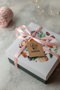 精美礼品盒系着彩色丝带