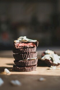 堆叠的美味巧克力甜点