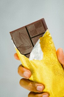 手捧美味巧克力块