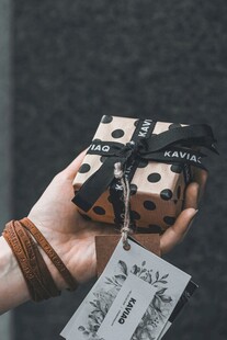 手工编织饰品与卡片展示