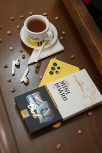 静谧午后的阅读品茶时光