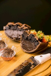 美味牛排拼盘与刀具