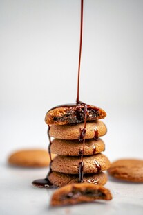 巧克力淋面堆叠美味饼干