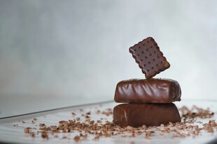 堆叠的美味巧克力甜点