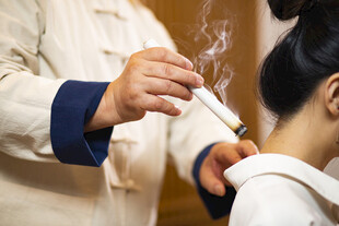 中医艾灸理疗场景展示