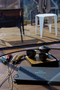 复古唱片机置于户外场景