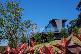 山坡上的现代风格小屋