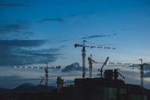 夕阳下的建筑工地塔吊