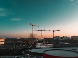 城市建筑工地的黄昏景象