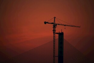 夕阳下的塔吊建筑剪影