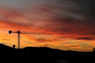 夕阳下的塔吊剪影