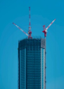 高楼建设中的双起重机
