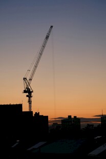 夕阳下的建筑起重机