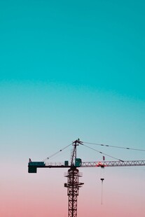 夕阳下的塔式起重机
