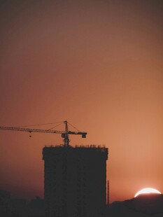 夕阳下的建筑塔吊剪影