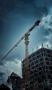 高楼建设中的起重机
