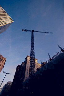 城市中高耸的建筑起重机