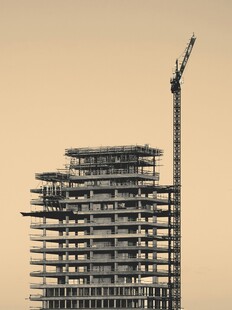 在建高楼塔吊施工场景