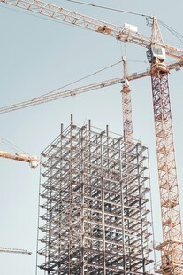 高楼建设中的塔式起重机