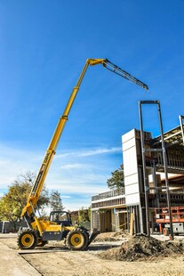 高空作业车进行建筑施工