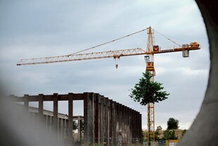 工地塔吊与建筑框架