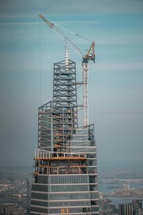 高楼建设中塔吊耸立