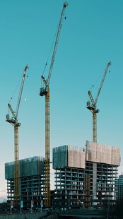 城市建筑工地塔吊景观