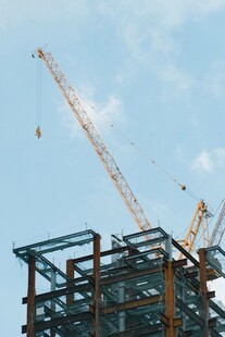 高楼建设中的起重机