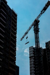 城市中高耸的建筑起重机