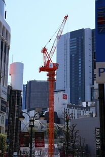 城市中的红色建筑起重机