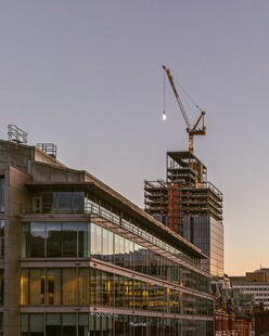 城市建筑工地的黄昏景象