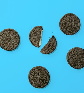 蓝色背景上的奥利奥饼干