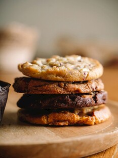 美味堆叠的各式手工饼干