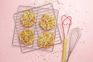 彩色糖霜饼干与烘焙工具