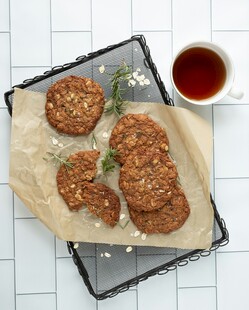 美味燕麦饼干配热茶